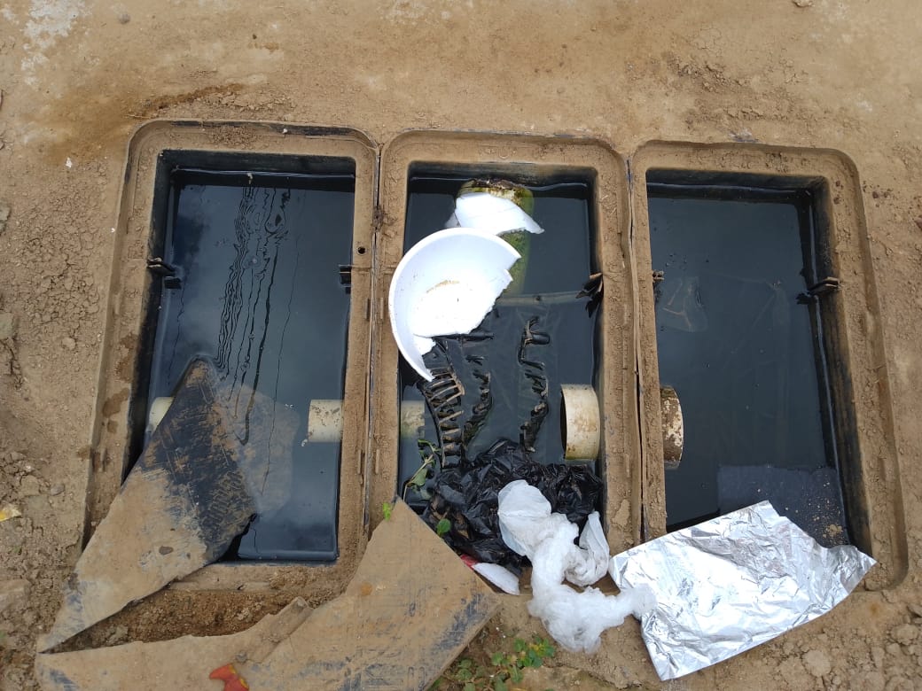 Caixa SAO com acúmulo excessivo de sedimentos e resíduos sólidos que comprometem seu funcionamento