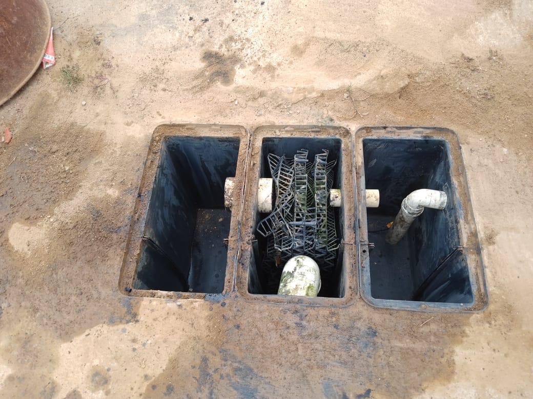 Caixa SAO com rachaduras e danos estruturais que podem causar vazamentos e contaminação ambiental