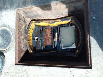 Caixa SAO com sistema obstruído por detritos e sujeira, impedindo o fluxo normal de água e óleo